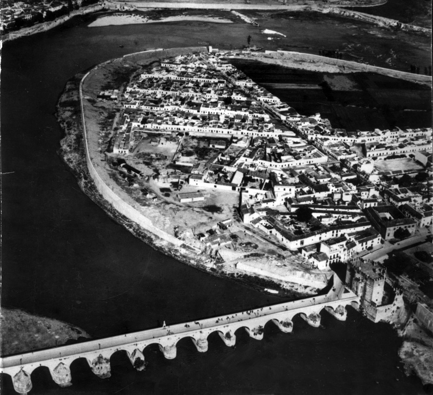 Vista aérea de Córdoba. Río Guadalquivir y puente romano.