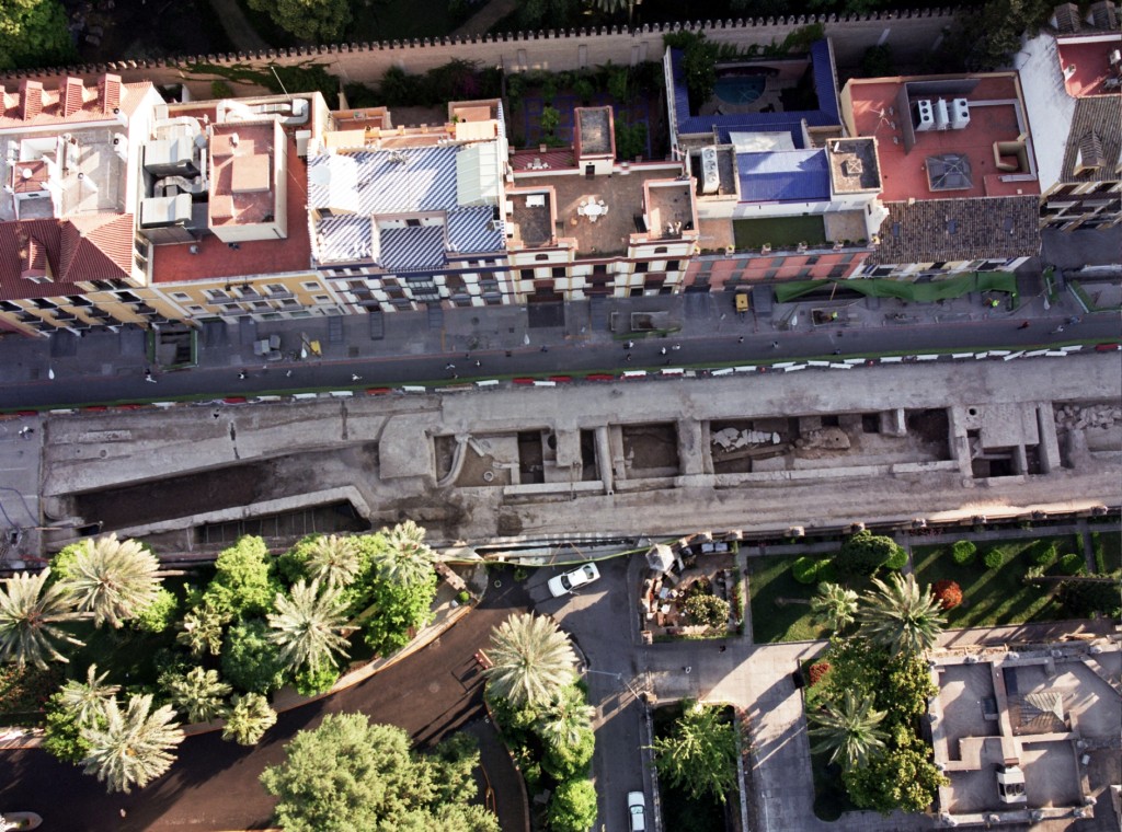 Vista aérea de la excavación en la calle San Fernando. Una de las actuaciones más relevantes en materia arqueológica que se realizaron durante la construcción de Metro de Sevilla.